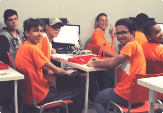 Aula de robótica no Instituto Metamorfose